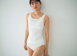 モデル身長165cm。実際の商品は袖ぐりがもう少し大きくなります