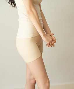 モデル身長164cm、ヒップ83cm