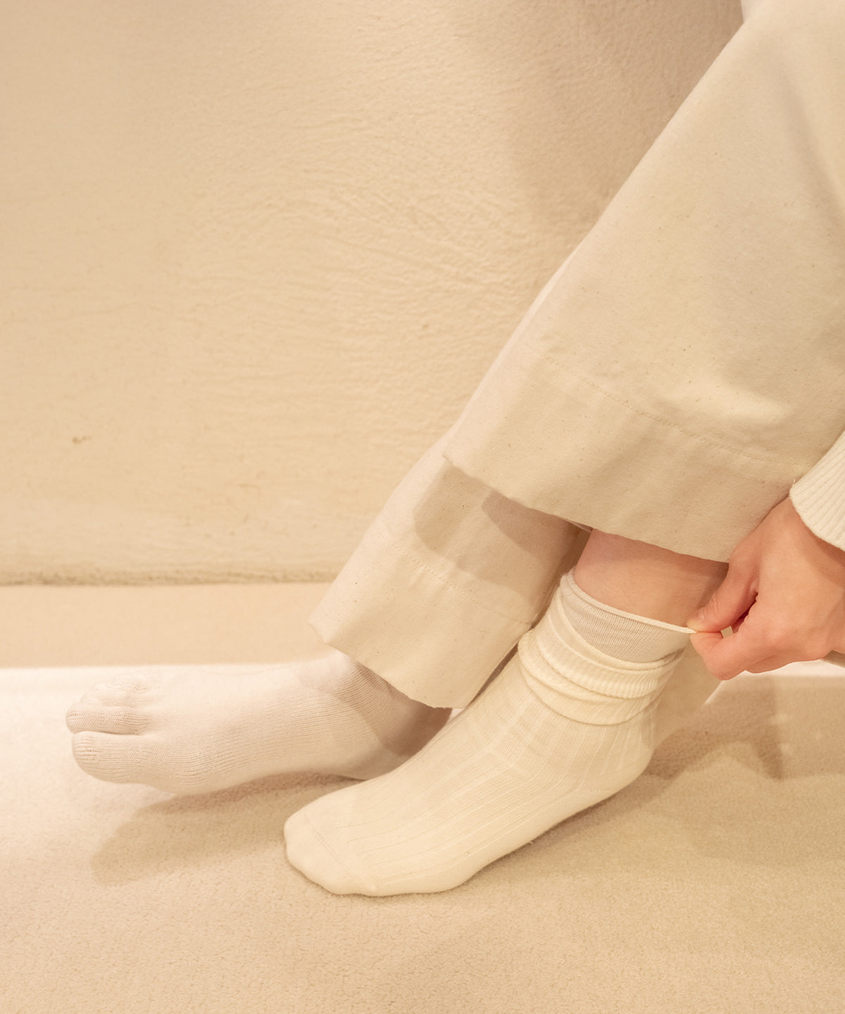 お手持ちの靴下の中に履いても、もたつきません。