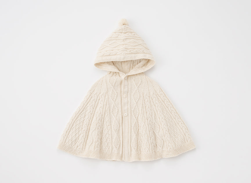 数種類のケーブル柄を編み込んだニットケープ