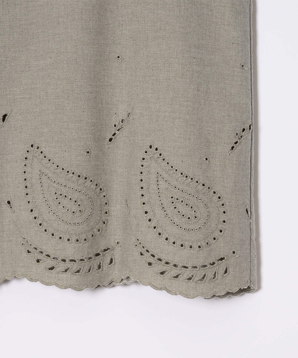 カラードスカラップ刺繍ノースリーブブラウス