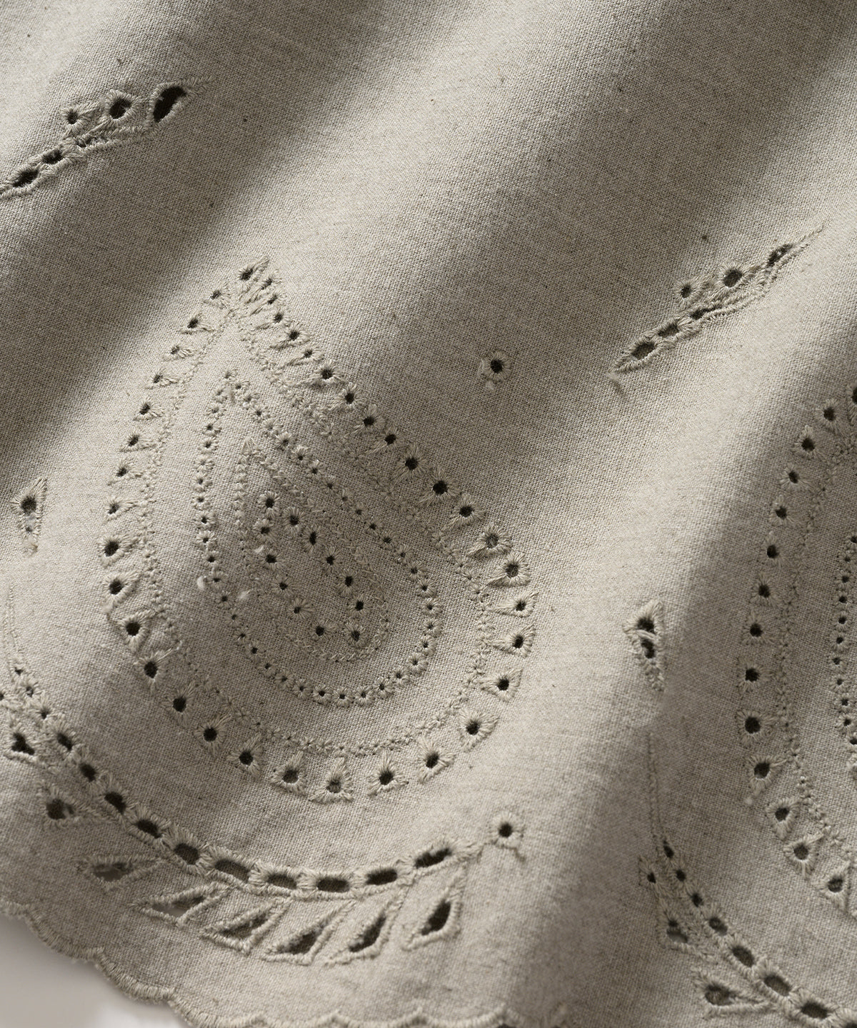 カラードスカラップ刺繍ノースリーブブラウス