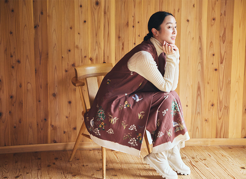 華やかな「Eden」プリントのジレ