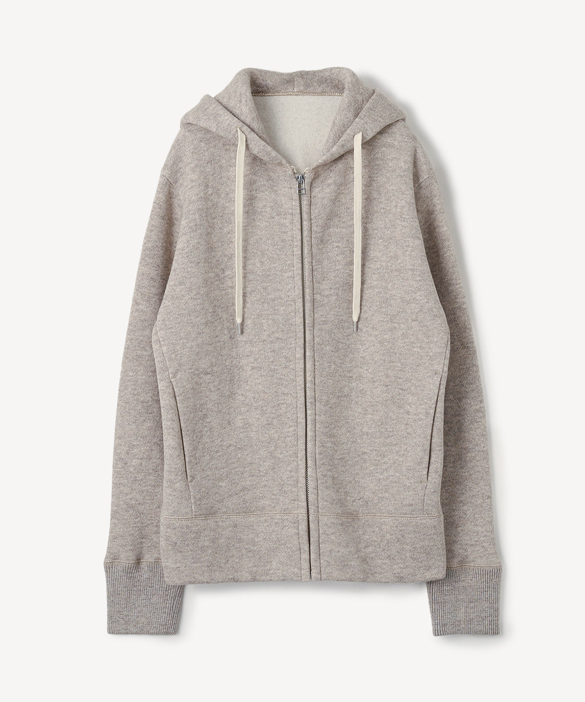 背面上部にネームタグが付きます。ファスナー、フード紐の先のチップの色が変わります。（２枚目の画像参照）