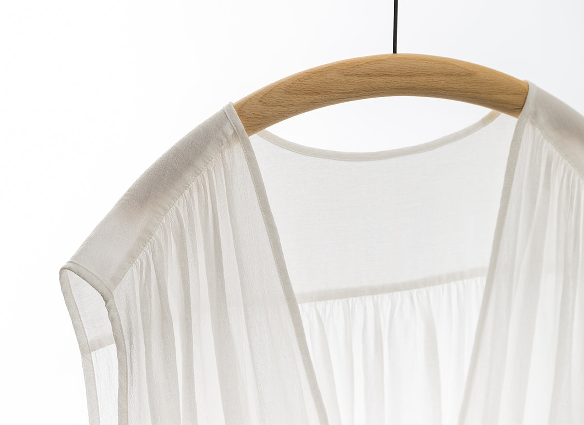 初夏の風と光を通すシアーなちりめんギャザー