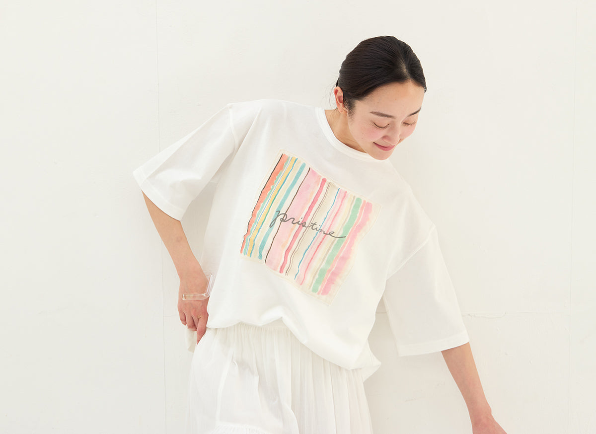 水彩ストライプが映えるTシャツ