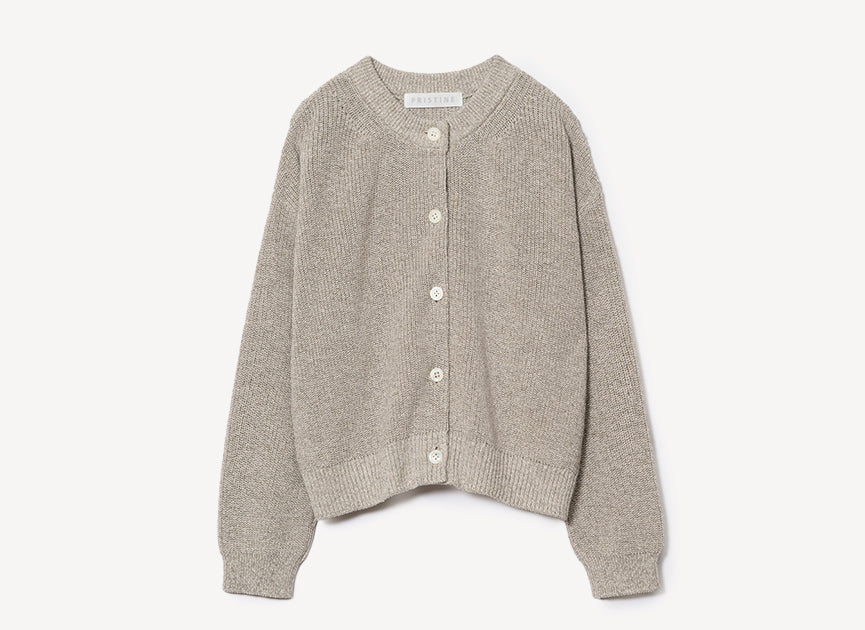 コンパクトで可愛らしいシルエットのカーディガン