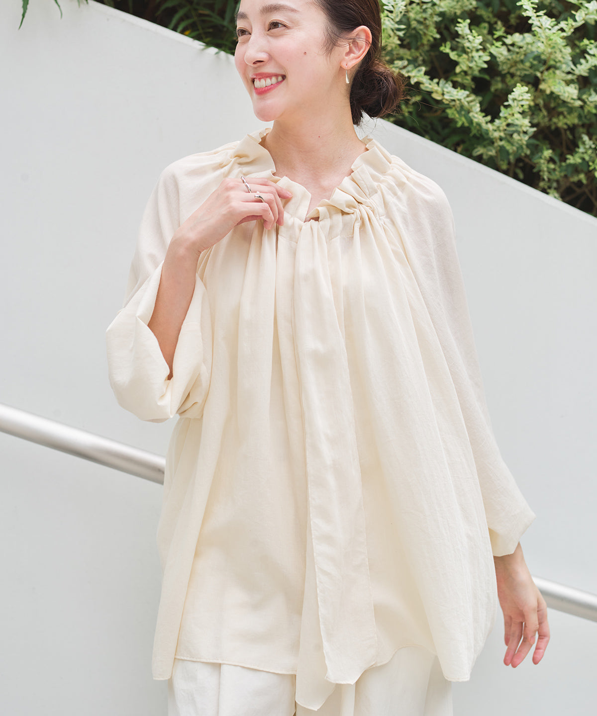 【新品タグ付】BEARDSLEY ネックギャザーブラウス　ホワイト 新品タグ付】BEARDSLEY ネックギャザーブラウス ホワイト