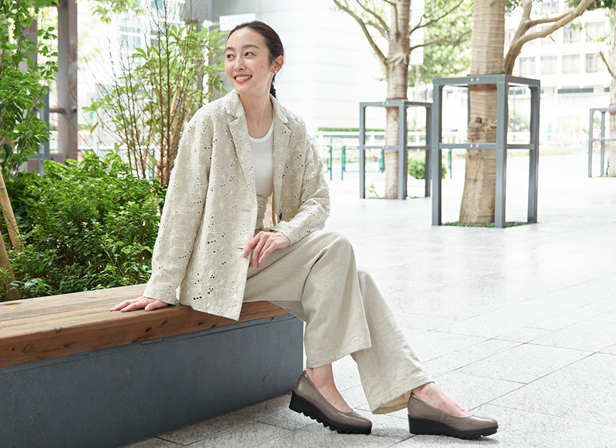 上質な素材感で魅せるシンプルなパンツ