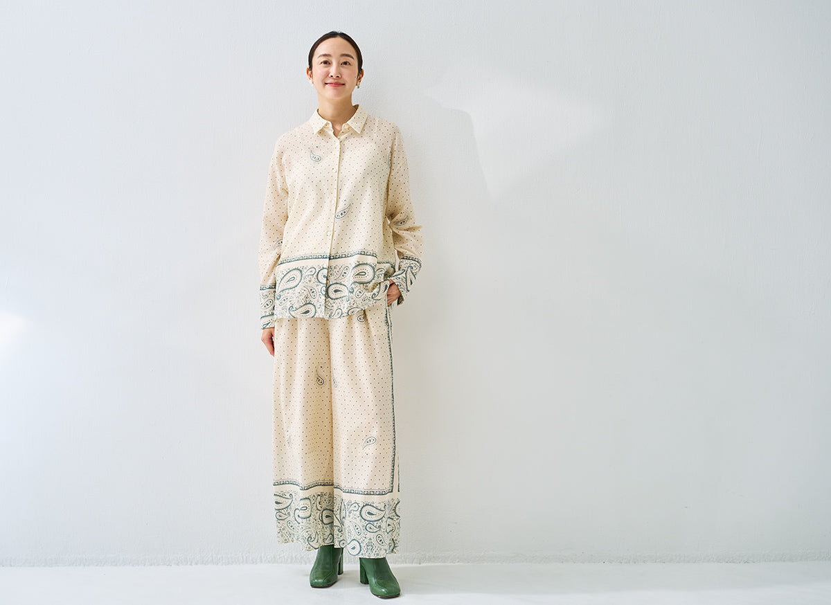 スカーフを服に仕立てたような美しいスクエアの額縁