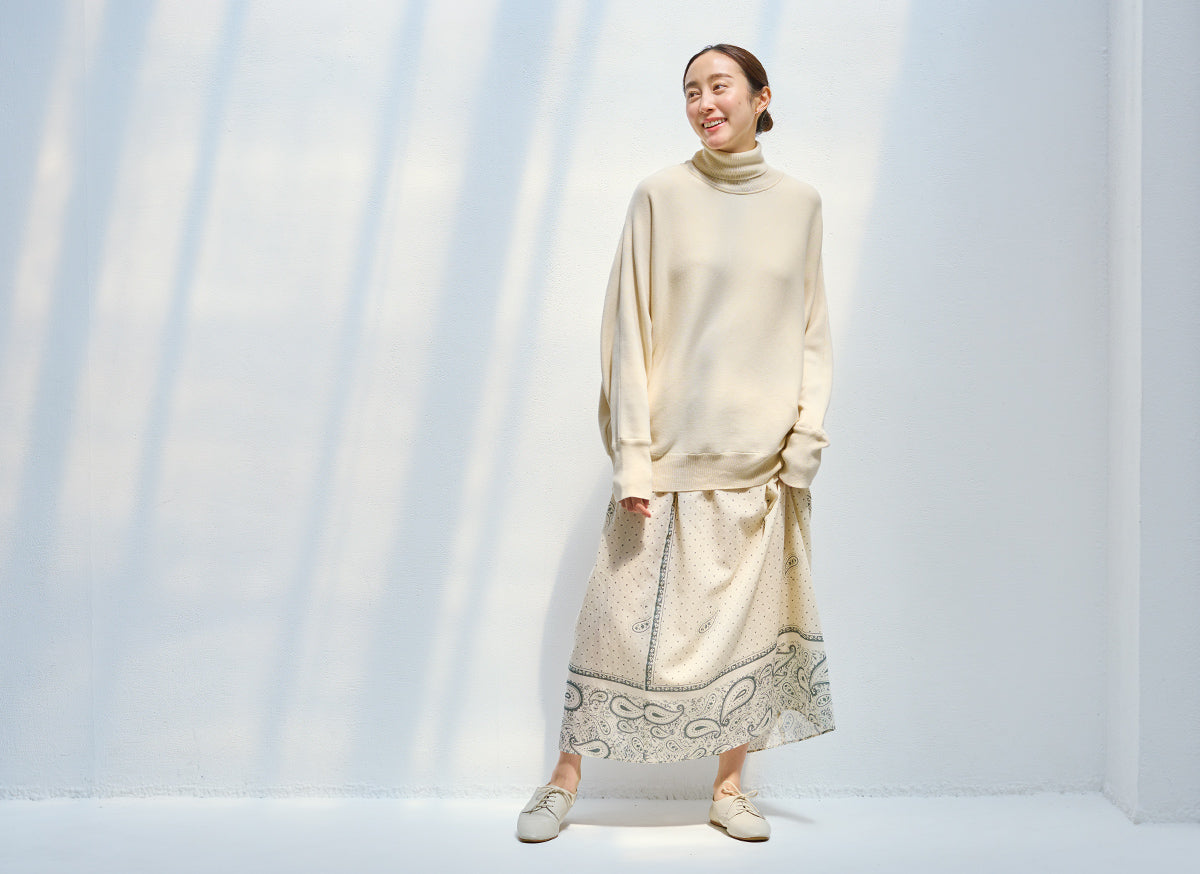 スカーフを服に仕立てたような美しいスクエアの額縁