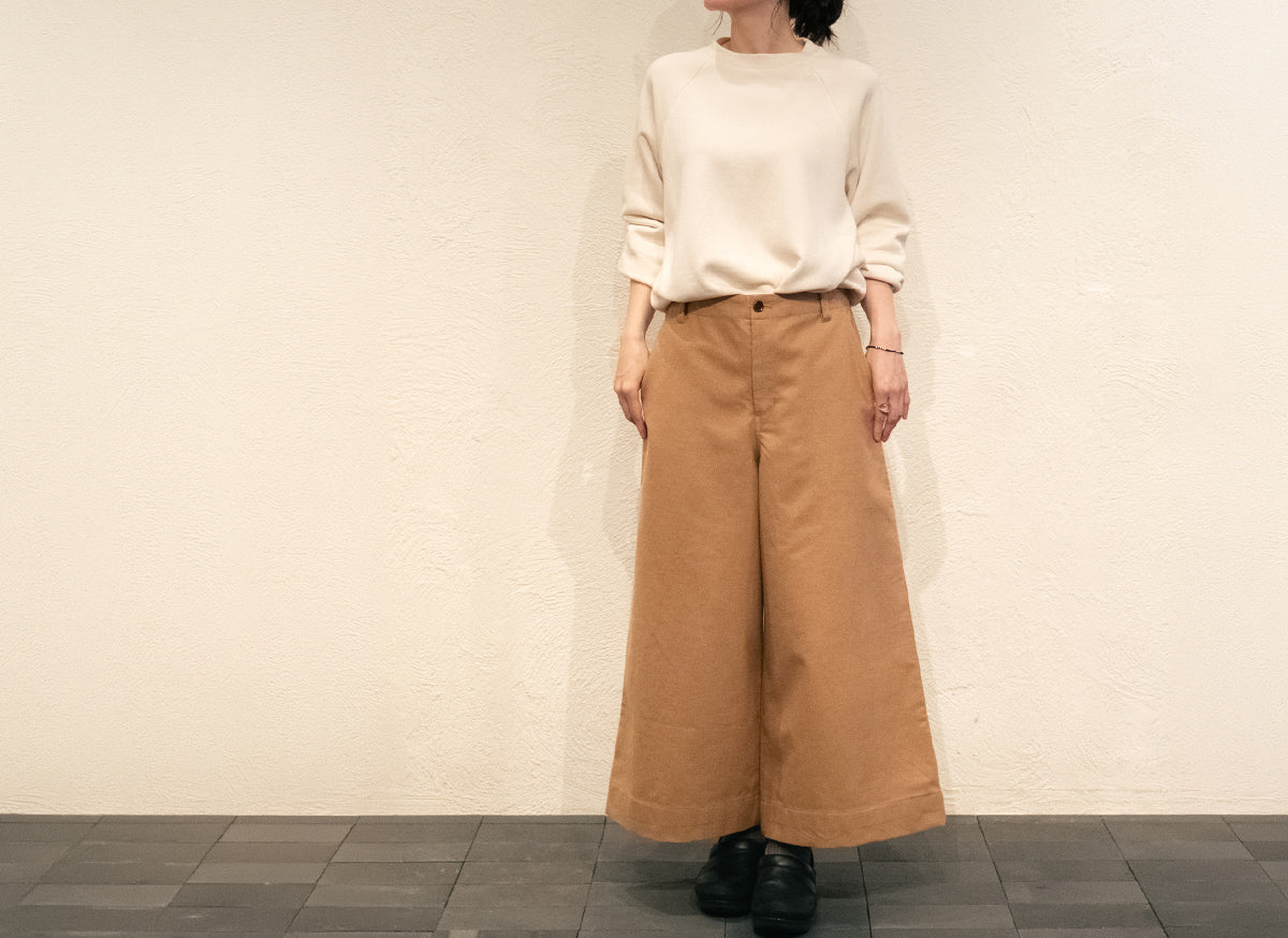 こっくり秋のムードを楽しむブラウンコーデに 