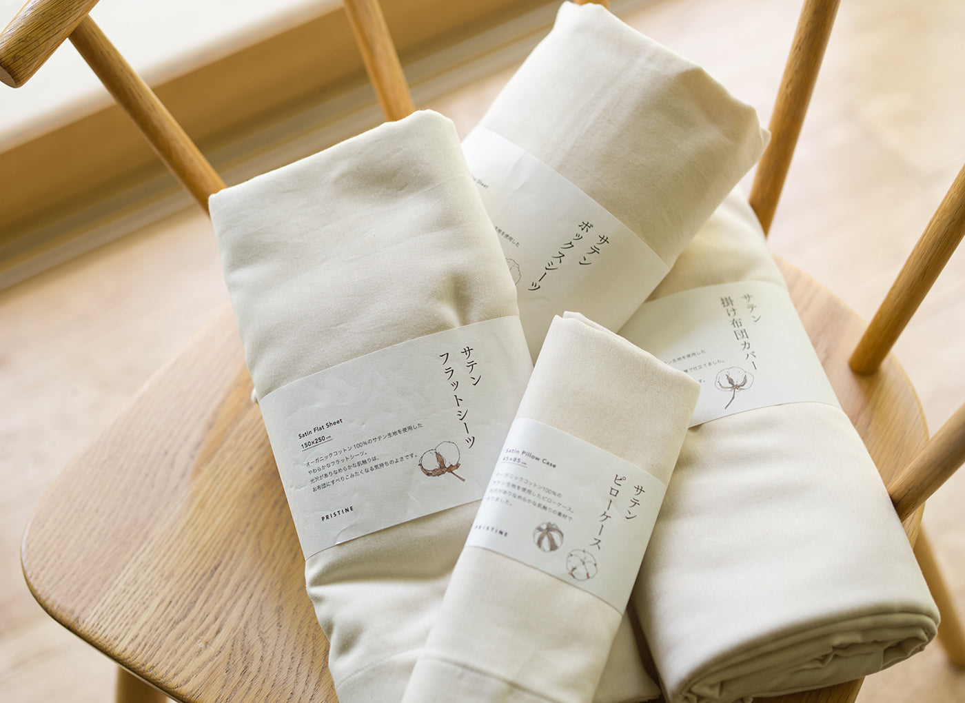 光沢感ある上品さがありつつも、とろっとした肌触り
