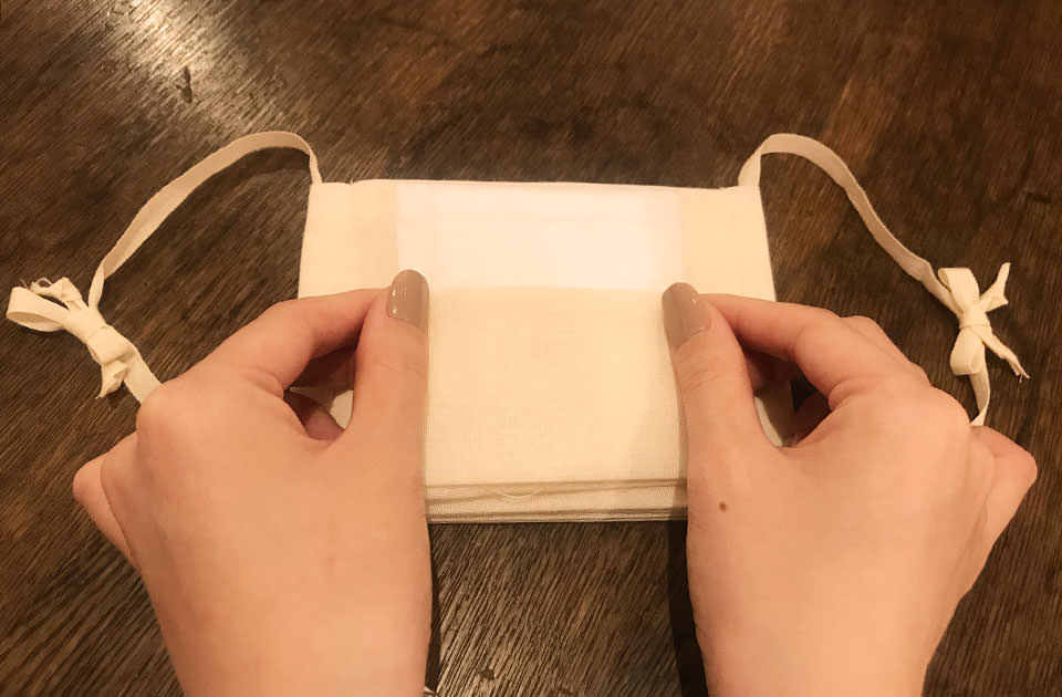 鼻枕とガーゼを重ねます