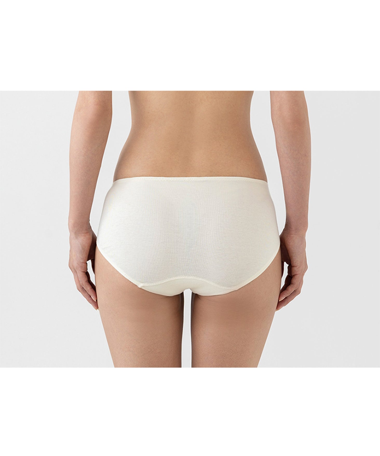 モデル身長160cm（ナチュラル・M着用）