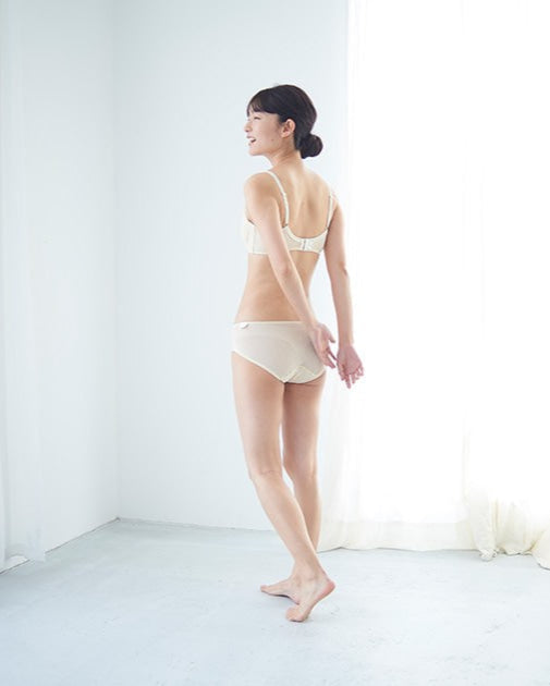色違いのナチュラルを着用