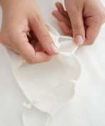 コットンなどを入れられるポケット付き（下側）