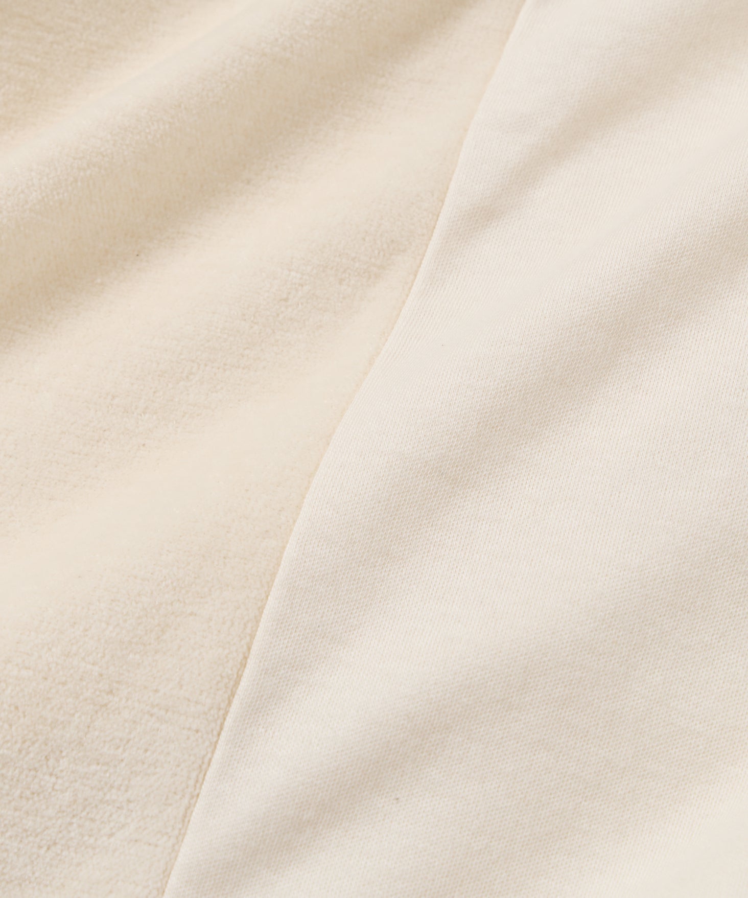 前身頃：ベロア生地　後身頃：スムース生地