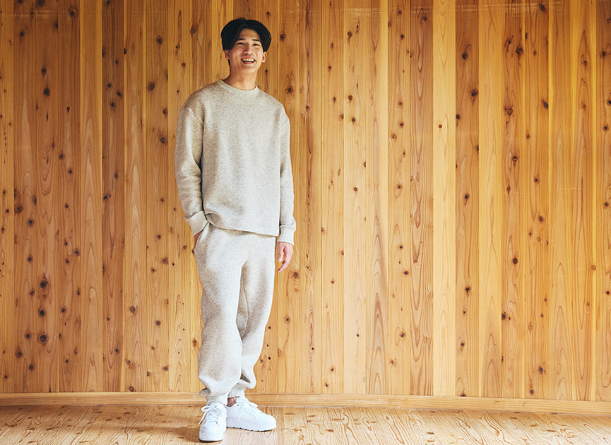 男女問わず穿けるシンプルなスウェットパンツ