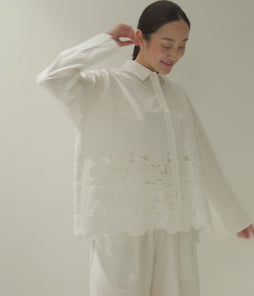 【8/10発送予定】コットンフラワー刺繍シャツ（草木染め）